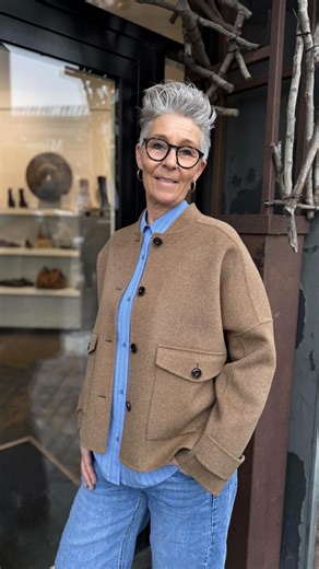 Jeg fangede lige Ursula i det mest cool outfit! Vi er helt vilde med det 🩵 Blå med brun er altid et hit! Både skjorte og jakke er fra franske @sessun, jeans er fra @cabanaliving og støvler er fra @bukelashoes 🌟 Skjorte: 1.349,- Jakke: 2.399,- Jeans: 700,- Støvler: 1.895,- | Hørlyck