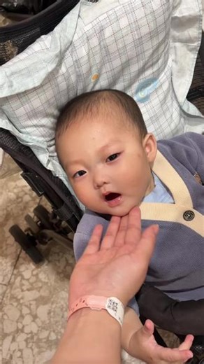 生了个小孩，挺好玩的 #人类幼崽有多可爱 #萌娃日常 #哇哇哇哇哇哇哇哇哇 #玩游戏她是认真的 #萌娃搞笑瞬间