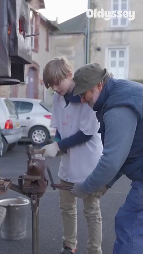💬 "On a la fibre pour transmettre ou on ne l'a pas." 🔨 Luc Leroy a toute une vie de maréchal-ferrant derrière lui. Les jeunes à qui il transmet ont la vie devant eux. Il leur fait découvrir chaque semaine son savoir-faire avec l'Outil en Main 🐴✨ "Ils peuvent avoir un métier éloigné, mais ils auront vu qu'on peut faire quelque chose avec ses mains et c’est ça le principal" Découvrez notre série Génération Transmission en vous abonnant à Oldyssey 🤳 Une vidéo produite par Oldyssey, en partenari