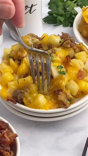 Easy Good Ideas on Instagram: "No Egg Breakfast Casserole is an easy breakfast recipe with hash browns, sausage, and cheese and is great for serving a crowd for breakfast or brunch. It’s easy enough to make the day of, or you can make it ahead to have ready when you’re ready to serve breakfast.⁠ ⁠ ⁠ LINK IN BIO for the full recipe!⁠ ⁠ Here are the ingredients you need:⁠ 1 pound ground sausage⁠ 8 slices bacon cooked and chopped⁠ 32- ounce bag hash browns we used southern style⁠ 1 onion chopped⁠ 1