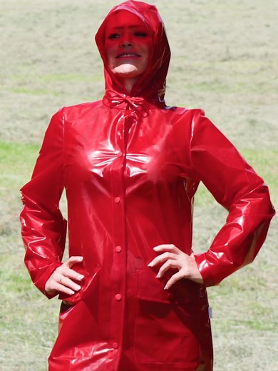 Stylische Regenmode: Marina auf dem Laufsteg