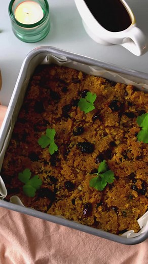 Impress your guests with this homemade Cranberry Chestnut Stuffing.🎄 It's gluten free, vegan and super tasty!😋 Save this recipe for the big day. Here's how we made it: Ingredients: 50g onion, finely diced 50g chestnuts, cooked 25g dried cranberries 100ml boiling water 50g apple, grated 1 tsp FREEE Xanthan Gum 1 tbsp oil ¼ tsp salt ¼ tsp pepper 2 tbsp parsley, chopped 150g gluten free breadcrumbs oil, for tray Method: Preheat the oven to 200°C, Fan 180°C, 400°F, Gas 6. Finely dice the onion int