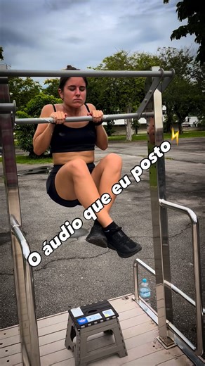 TAFMIL on Instagram: "Time fraco reclama. Time forte resolve⚡️ No TAF ninguém passa sozinho. Ou você fortalece o grupo ou vira peso morto. Espírito de corpo não é discurso bonito. É puxar o ritmo do parceiro quando ele quer desistir. É gritar mais alto quando a perna queima. É cobrar postura. É exigir padrão. É manter a moral lá em cima mesmo quando o cronômetro aperta. Ambiente molda resultado. Se você treina com gente acomodada, vira acomodado. Se treina com gente obcecada por evolução, você s