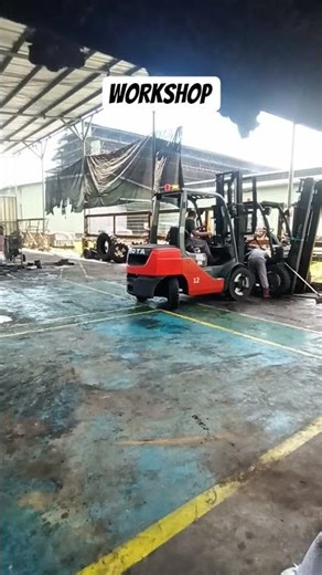 machine lifting process #shorts #mechanic #machine #forklift #workshop