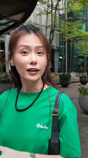 出门只带一支手机？完全 💯 没问题！📱✨ 转用至Maxis Postpaid 5G，手机就是全能助手，无论工作还是娱乐甚至缴付过路费，一并变得轻松流畅，一切尽在真正快速可靠的网络。Link in bio! 内容出自@lowkhaisin #Maxis #MaxisPostpaid #Maxis5G