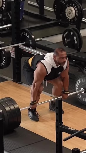 Слабый парень поднимает ТЯЖЕЛЫЕ веса!