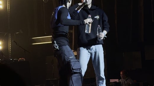 桥哥的现场真的很炸，我也很幸运能在这么大的舞台和桥哥一起唱第一现场