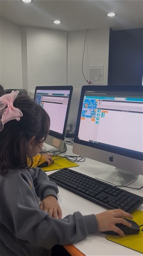 Türkiye'nin En Teknolojik Okulu ERA Koleji Maltepe Kampüsü on Instagram: "📚 1. Sınıflarla Code.org Uygulaması ! 🚀 Bugün 1. sınıf öğrencilerimizle Code.org çalışmalarımızı yaptık. Bu süreçte çocuklar: 🧩 Blok tabanlı kodlama mantığını öğrendi 🎯 Sıralama (sequence) ve komut verme becerilerini geliştirdi 🤖 Problem çözme adımlarını uyguladı 💡 Teknolojiyi üretim amaçlı kullanmayı deneyimledi Küçük yaşta algoritmik düşünmeye harika bir başlangıç yaptılar! 💻✨"