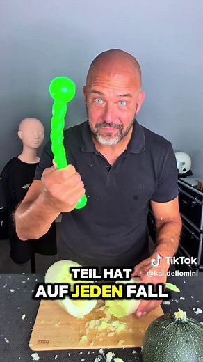 Kann dieses Spielzeug einen Kürbis zerlegen? #Selbstschutz #selbstverteidigung #waffengesetz #hundespielzeug #notwehr