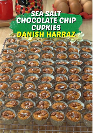 Resepi Raya 2026 yang ke-9, SEA SALT CHOCOLATE CHIP CUPKIES anti gagal. Happy baking lovelies🫶🏻 SEA SALT CHOCOLATE CHIP CUPKIES @danish.harraz (Yields: 85 pcs) BAHAN-BAHANNYA:- 115 grams Salted Butter, dicairkan 80 grams Gula Kastor 40 grams Brown Sugar 1 biji Telur Gred C (Kalau nak doublekan adunan, boleh guna 1 biji Telur Gred A) ½ sudu teh Vanilla Extract 150 grams Tepung Gandum 20 grams Tepung Jagung ½ sudu teh Baking Soda 100 grams - 150 grams Chocolate Couverture/Chips atau Baking Choco