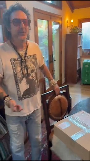 Let your freak flag fly again! The Black Crowes’ Amorica. super deluxe is now streaming and available to order on 5LP, 3CD, and more. Don’t miss it. | The Black Crowes