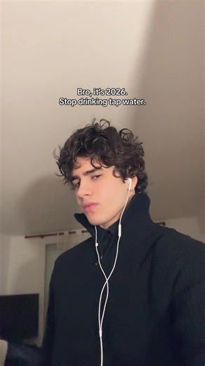 L’eau du robinet n’est pas juste de l’eau. Elle peut contenir des résidus chimiques, médicamenteux et hormonaux que les traitements classiques n’éliminent pas totalement. À faible dose, ces substances peuvent perturber le système hormonal, L’eau en bouteille n’est pas une meilleure alternative. Les bouteilles en plastique libèrent des microplastiques. La meilleure option reste une eau bien filtrée. Les systèmes de filtration avancés, comme l’osmose inverse, permettent de retirer la majorité des 