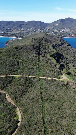 In queste settimane, i giganti dell'Isola d'Elba, il Monte Calamita e il Monte Capanne, ti offrono i loro sentieri migliori. L'aria è frizzante, i colori sono vividi e le viste sulla costa incredibili. È l'ideale per un trekking rigenerante, prima di tornare al calore del tuo appartamento. Se parti da Lacona, hai solo l'imbarazzo della scelta! Sei pronto a conquistare la vetta? Ti aspettiamo. These weeks, the giants of Elba—Monte Calamita and Monte Capanne—offer you their best trails. The air is