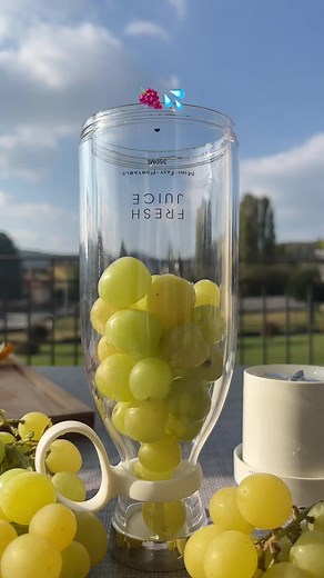 fresh grapes juice 🍇 #freshjuice #grapes #miniblender #foryoupagе #tiktokmademebuyit