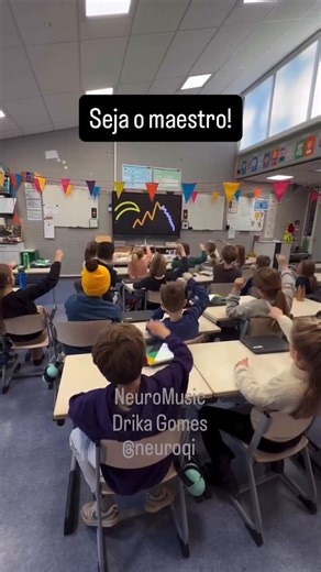 NeuroQI Gustavo Lopes de Lima on Instagram: "Quando a Sinfonia Nº 5 encontra o cérebro em desenvolvimento… O que parece só uma brincadeira — imitar o movimento da mão do maestro — é, na verdade, neurociência pura acontecendo dentro da sala de aula. 👀🧠 Ao acompanhar o traço na tela enquanto escutam Beethoven, as crianças ativam simultaneamente: • o córtex auditivo (processamento da música), • o córtex visual (leitura do movimento), • e o córtex motor (imitação da batuta*). Esse triângulo sensor
