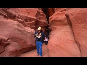 Navajo Triple Flute Player Leonard Nez in Antelope Canyon. Индеец племени Навахо играет на Флейте