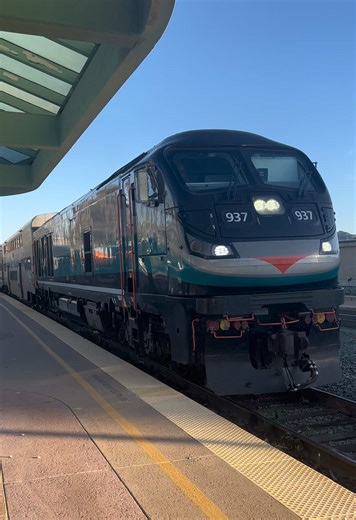 I love the precision in the @Metrolink timetables. It’s like a ballet of trains arriving and leaving in unison and I find it enjoyable to watch play out in front of me. #train #railroad #railway #railfan #socalrails