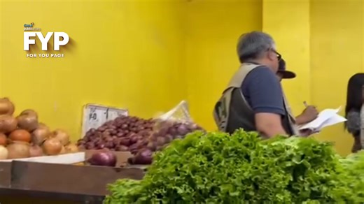 TINDAHAN NG OVERPRICED NA SIBUYAS, INISYUHAN NG NOTICE TO EXPLAIN NG DTI Kasabay ng kanilang inspeksyon sa bentahan ng mga agricultural commodities sa Balintawak Clover Leaf Market, inisyuhan ng Department of Agriculture (DA) ang isang tindahan ng Notice to Explain matapos madatnang nagbebenta ng overpriced na imported na sibuyas. Patuloy ang monitoring at surveillance ng DA sa wet markets upang mapanatili ang presyo ng pagkain. #FYP Courtesy: Radyo Pilipinas | GMA Public Affairs