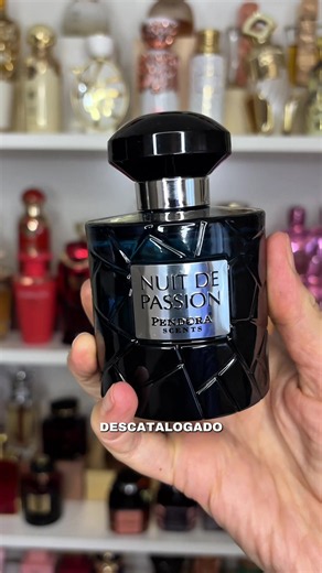 Buscás el aroma de una noche inolvidable? 🌙✨ Descubrí Nuit de Passion de Pendora Scents. 🥀Inspirado en el icónico Midnight Poison, este perfume es pura magia líquida. Comienza con una explosión fresca de bergamota y mandarina, evoluciona hacia un corazón seductor de fresa y maracuyá, y se queda en tu piel con el rastro inolvidable de la vainilla y el pachulí. 🖤Es oscuro, es magnético y es imposible de ignorar. ✨ Notas Clave: 🍋 Salida: Bergamota y Mandarina. 🍓 Corazón: Fresa, Maracuyá y Rosa