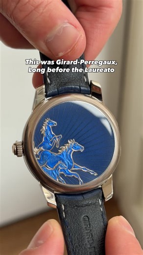 IWS on Instagram: "Molto prima del Laureato, il nome Girard-Perregaux era legato a un solo oggetto: La Esmeralda, il tourbillon da tasca che vinse l’oro all’Esposizione Universale di Parigi del 1889 e e rese per sempre iconici i tre ponti in oro. Oggi quella storia torna in una delle versioni più spettacolari mai prodotte: cassa in oro rosa incisa a mano, quadrante in Grand Feu color blu petrolio, tre ponti a freccia lucidati a specchio e due cavalli incisi che sorvegliano bariletto e tourbillon