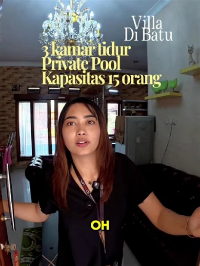 Mencari akomodasi premium? Villa Kusuma Estate dengan 3 kamar tidur ini adalah pilihan tepat. Memiliki kapasitas hingga 15 orang, villa ini dilengkapi fasilitas kolam renang pribadi dan meja billiard untuk keseruan bersama keluarga. Lokasinya sangat strategis karena berada dekat Museum Angkut, memudahkan Anda menjelajahi ikon wisata Batu. Nikmati suasana tenang di kawasan elit dengan udara sejuk dan kenyamanan maksimal. Pilihan ideal untuk liburan grup atau family gathering yang berkesan di Kota