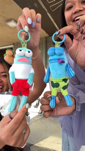 Aleya and Paco on Instagram: "First time opening Bikini Bottom Buddies! 🐟👖 I think we need the whole set to create a school of fish 🐟🐟 . @popmart @popmart_us #spongebob #blindbox #popmart"