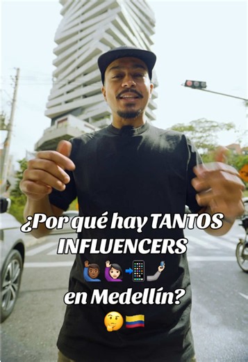 ¿Por qué hay TANTOS INFLUENCERS🙋🏻‍♀️🙋🏾‍♂️📲🤳🏻 en Medellín? 🤔🇨🇴 Me fui a caminar por el barrio El Poblado pensando en cómo la industria del internet ha cambiado nuestra ciudad en tan poco tiempo 🤔. Gracias a las redes sociales, por ejemplo, Medellín se ha vuelto bastante famosa, atrayendo todo tipo de turismo, así como personas que simplemente desean quedarse a vivir aquí para trabajar como los nómadas digitales. Y hablemos también de los llamados influencers, una industria bastante fue