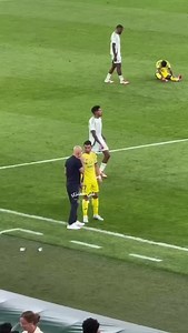 231K views · 1.1K reactions | Saat Stefano Pioli bertanya kepada Ronaldo apakah dirinya bersedia ditarik keluar di laga vs Al Ahli kemarin. Saat itu Al Nassr sedang unggul 1-0, dan harus bermain dengan 10 orang sejak menit 47.  Ali_alabdallh (X) | Extra Time Indonesia | Facebook