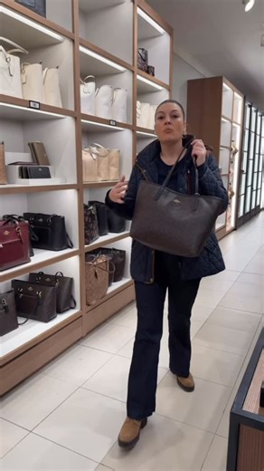 Seda Efe on Instagram: "Mağazada görüp aşık oluyoruz ama eve gelip içini doldurunca özellikle benim gibi içinde dünya taşıyorsanız “Bu çanta neden böyle durdu?” diyoruz... 🫠 İşte cevabı ve çözümü! 👇 👜 Mesele Sadece Deri Değil, “Taban” Meselesi! Çanta seçerken çoğumuz sadece dış görünüşe bakıyoruz ama asıl olay ihtiyaca göre çanta seçmek ve “alt yapıda” bitiyor. ✅ Altı Destekli (Yapılı) Modeller: Bu çantaların tabanında sert bir destek vardır. İçine laptop, su şişesi, kitap ne koyacaksanız çok