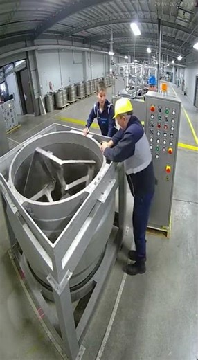 ⚠️ Standing Too Close to a Machine – Leaning Can Lead to Entrapment! #accidentprevention #shorts