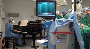 Doctor plays piano for 10-year-old cancer patient during surgery