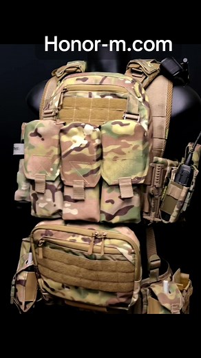 На відео зображений тактичний військовий жилет із численними підсумками та відділеннями. Він виготовлений із міцної тканини з камуфляжним малюнком, призначений для використання в бойових умовах. Жилет оснащений різноманітними кишенями та системою кріплення MOLLE (Modular Lightweight Load-carrying Equipment) для додавання додаткового спорядження. Відділення для магазинів, інструментів або інших необхідних речей. Жилет спроектований з акцентом на функціональність, дозволяючи зручно носити й швидко