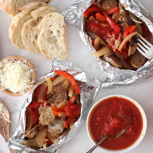Foil Packet Cheesy Sausage and Peppers – so easy, great for dinner or camping! PRINT RECIPE: https://www.skinnytaste.com/foil-packet-cheesy-sausage-and-peppers/ | Skinnytaste