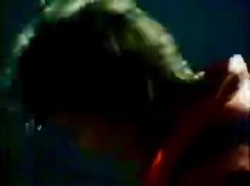 Belles retrouvailles entre Gary Moore et Phil Lynott, tous deux passés par Thin Lizzy à différentes époques, Moore y a fait plusieurs passages, du remplacement d’Eric Bell en 1974 jusqu’à l’album Black Rose en 1979. Cette version live de Parisienne Walkways, enregistrée ensemble à l’époque où le morceau sortait sur Back on the Streets, met en avant leur complicité. Lynott au chant et à la basse, Moore à la guitare, sur une composition qu’ils ont écrite à deux, avec cette mélodie qui part de Blue