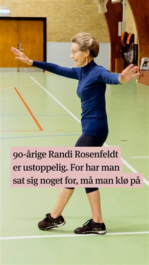 Mange danskere over 85 år er ikke lige så glade for deres liv, som de var, da de var yngre. Randi Rosenfeldt er en undtagelse. Hun har undervist i gymnastik de seneste 72 år, har formentlig Espergærdes smukkeste have og gider ikke sove otte timer om natten. Læs eller genlæs — linket er i kommentarsporet. 📷 Johanne Teglgård Olsen 🗞️ Journalist Thilde Thordahl Andersen | Kristeligt Dagblad
