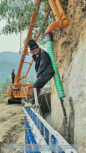 Betonieren von Entwässerungskanälen für Autobahnen