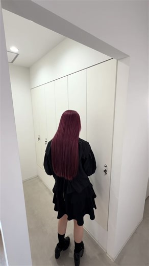 ボルドーカラー🍇 前回のピンクから 今回は少しパープル寄りにアップデート🪻 1回で完成じゃなくて 通うごとに理想に近づけていくカラー🎊 ・色の深みが出る ・ブリーチ履歴が整う ・色持ちも安定する 続けるほどクオリティ上がります◎ 「今が一番いい」を毎回更新したい方におすすめ 保存してカウンセリングでお使いください✂︎ #富山美容院 #富山美容室 #富山ブリーチ #富山ダブルカラー #富山カラー