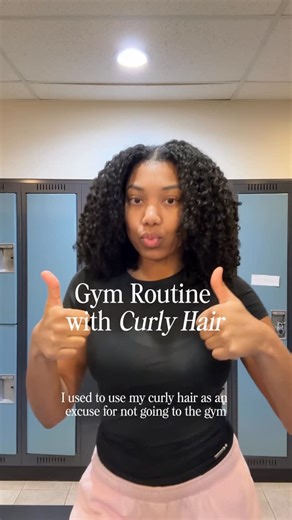 Tyra | Curly Hair Care on Instagram: "stop deciding between your hair and the gym 🏋🏽‍♀️ I thought sweat was the problem, but it was really tight ties, friction & how I handled my hair after that messed up my curls !! what’s been helping me keep my curls and stay consistent in the gym: ✨less tension = less frizz when you take your hair down (shoutout to Snapee hair ties & their gentle snap off feature) ✨keeping your curls up and off your clothes helps reduce dryness and breakage little routine 