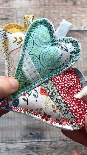 Valentines fabric heart ornaments // sewing idea // fabric pocket hugs #fabricscraps #sewing