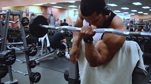 Give this a try on your next bicep day. First or second exercise in your training. ----------------------- 1.E-Z bar concentration curls 5 reps as heavy as possible- both arms 2.E-Z bar single arm concentration curls 5-7 reps each arm ( should drop weight down 40 to 50%) Rest 60 to 75 seconds. 5 sets total --------------------- 🔴Workout Gear: www.totalalphabrand.com 🔴Training Programs: www.damienpatrickfitness.com 🔴My workout gear for Women: www.tooprettybrand.com Use code "Damien30" for 30% 