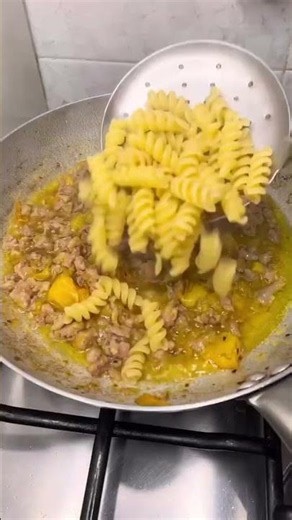 15/5/26: Ricette di MCV: Fusilli salsiccia e pomodorini gialli