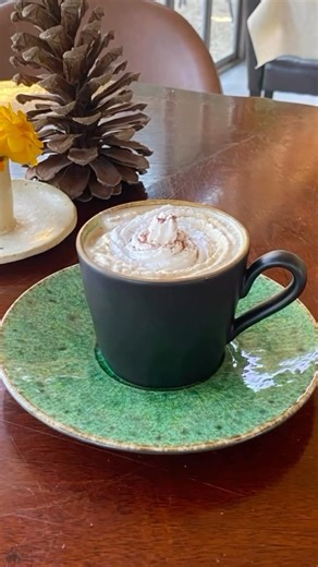 フォレストガーデン菰野🌲 on Instagram: "秋のフォレストガーデンへようこそ🍁 ランチ、カフェ、そしてヴィラでの滞在まで── 自然に囲まれた心地よい時間をお届けします。 ワンちゃんと一緒のご来店も大歓迎です🐶🌿 #菰野カフェ #三重カフェ #三重グルメ #フォレストガーデン菰野 #カフェ時間 #ランチタイム #カフェ巡り #菰野ランチ #三重観光 #犬とお出かけ #犬と一緒 #ドッグフレンドリー #カフェ好きな人と繋がりたい #自然の中で #秋カフェ #秋の風景 #秋散歩"