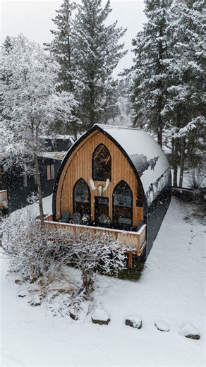 This one-of-a-kind stay stands out with its vaulted Gothic Arch ceiling and welded staircase connecting two stories of modern comforts. Just 10 minutes from the Homer Spit, this stay is perfect for those looking for an exciting Alaskan hideaway. 📍 The Arc Cabin Learn more about our cabins: https://linktr.ee/westwindcabins | WestWind Cabins