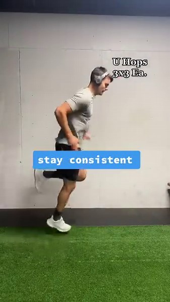 Try out this full no equipment plyometric workout to increase your vertical jump and overall athletic ability within one month! 📈🚀 #plyometrics #sportsperformance #athleteworkout #verticaljump #speedtraining #agility #strengthandconditioning #athletetraining #sportstraining #studentathlete | plyomorph