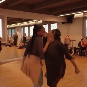 It’s Friday Woop Ladies Latin Online @motsimabuse_taunustanzschule !!! Erst wird getanzt und dann wird geredet !!! “What woman love lol!!! Es wird laut , es wird gelacht , und es wird sicherlich Spaß machen !!!! Diesen Freitag with the one and only @otimabuse Ich freue auf meine Schwester na dann viel später ladies 💃🏾 come join our family ❤️❤️https://motsimabuse-dietanzschule.de!! #motsimabusetanzschule #loveand light | Motsi Mabuse