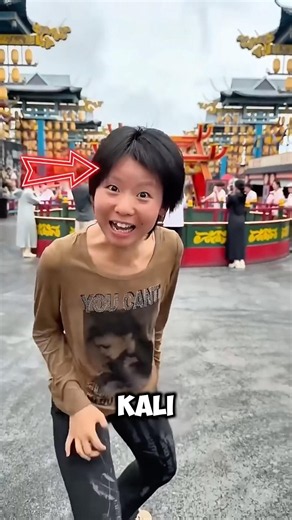 cewek ini belajar muter di atas bola