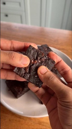 The easiest and fudgiest eggless bakery style brownies recipe 😍🤌🏻 #shorts