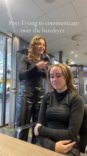 Het communiceren tijdens het föhnen gaat niet altijd zo soepel🤩😆…##beaucoupe #beaucoupekapsalon #fohnen