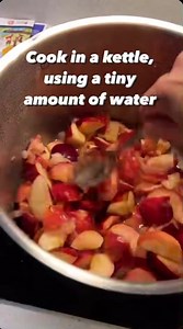 Apple jam is my favorite!🍎 Here’s a super easy recipe how to make it at home. Save it for later!😋 🔸1,5-2 kg of apples 🔸1 dl of water 🔸4-5 dl of sugar (we have a specific type of sugar for this ”hillosokeri” in Finland, but plain sugar works too!) ✔️Wash, core and chop the apples. Cook in a kettle, using a tiny amount of water. I know the water amount seems silly at first, but I promise, the apples give you lots more☺️ When the apples are soft and start to break, blend into jam🫙 #applepicki