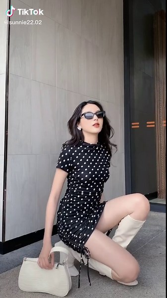 How to pose like a model ? #NeonSwing #posingtips #posingideas #tiktok